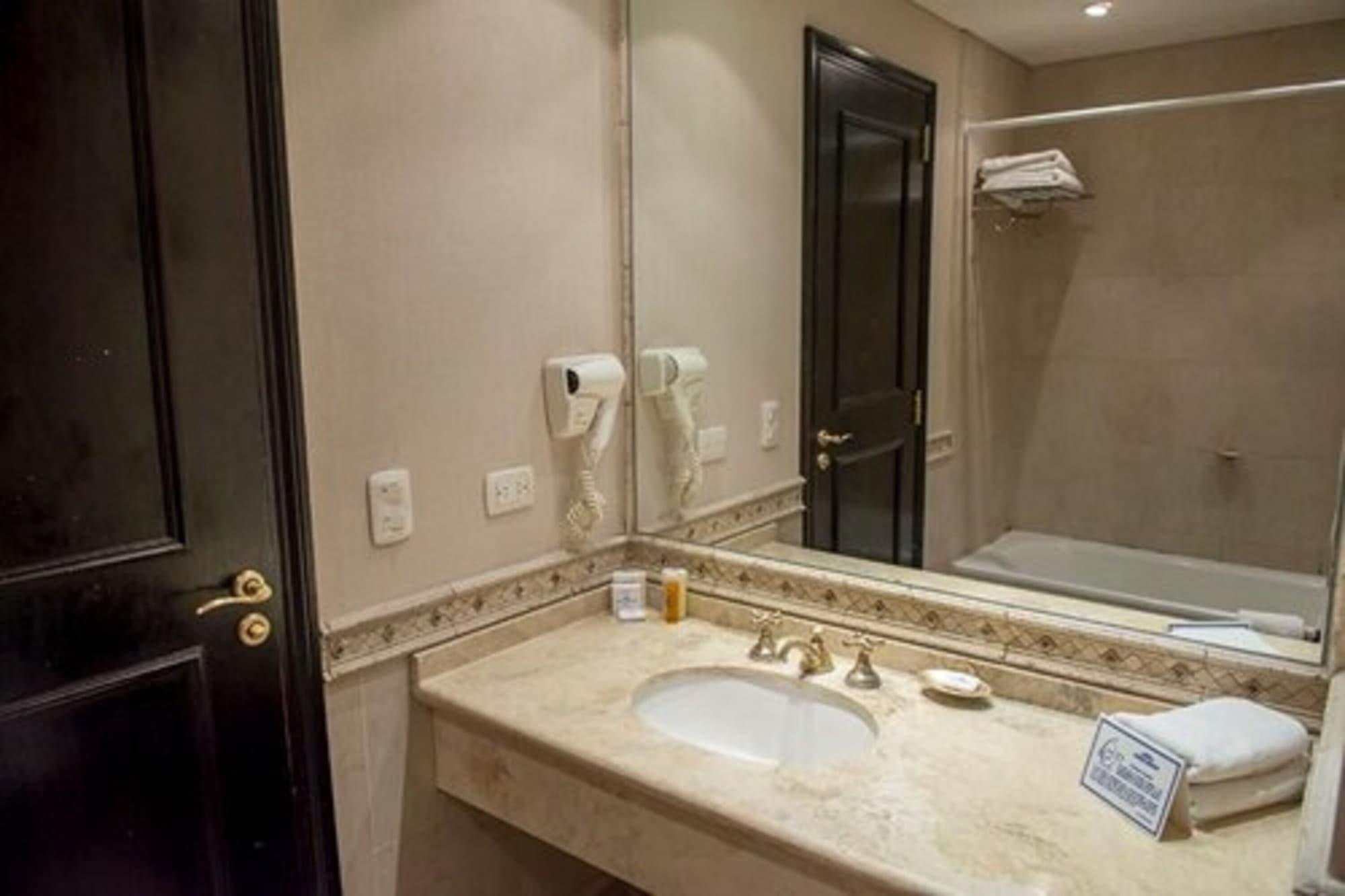 Howard Johnson By Wyndham Resort Pilar Pilar  Extérieur photo